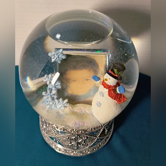 😲 Pictures Frame Musical Snow Globe - Picture 4 of 5